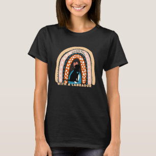 Labrador Retriever Hund mit gemustertem Regenbogen T-Shirt