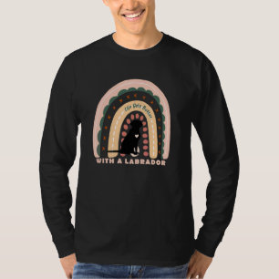 Labrador Retriever Hund mit gemustertem Regenbogen T-Shirt