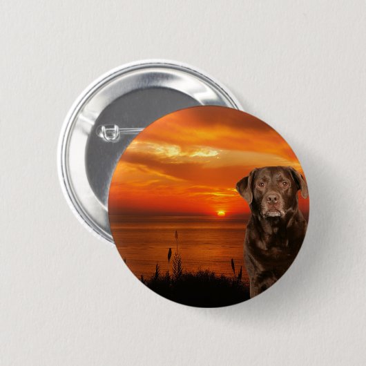 Labrador Retriever Hund sitzend neben Sonnenunterg Button (Vorne & Hinten)