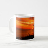 Labrador Retriever Hund sitzend neben Sonnenunterg Kaffeetasse (Vorderseite Links)