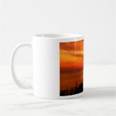 Labrador Retriever Hund sitzend neben Sonnenunterg Kaffeetasse (Links)