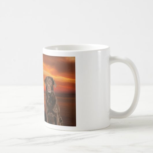 Labrador Retriever Hund sitzend neben Sonnenunterg Kaffeetasse (Rechts)