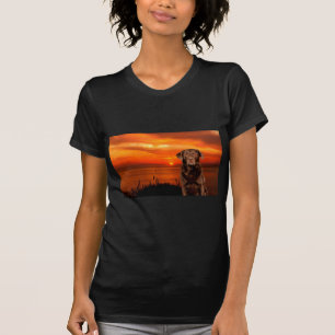 Labrador Retriever Hund sitzend neben Sonnenunterg T-Shirt