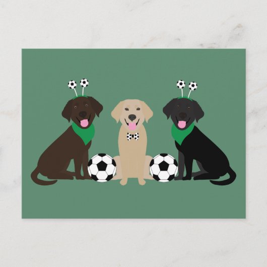 Labrador Retriever Hunde spielen Fußball Postkarte (Vorderseite)