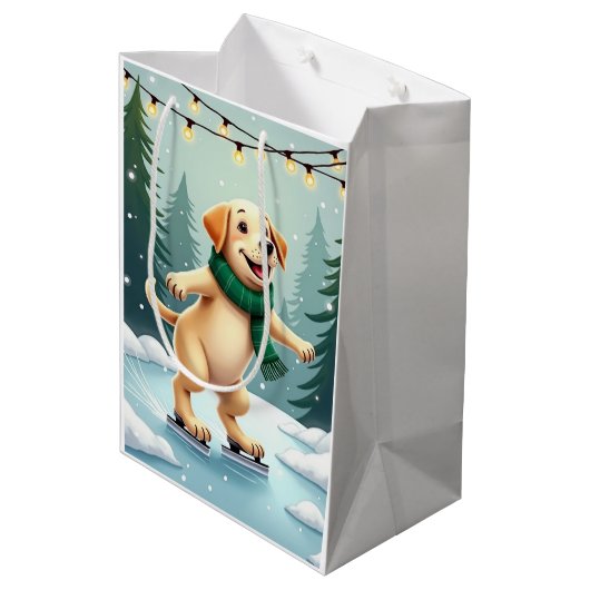 Labrador Retriever Ice Skating Christmas Painting Mittlere Geschenktüte (Rückseite Schrägansicht)