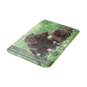 Labrador Retriever in Gras und violetten Blumen Badematte (Schrägansicht)