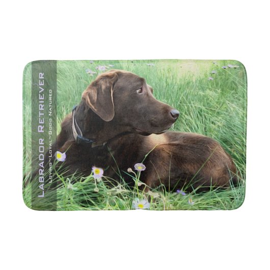 Labrador Retriever in Gras und violetten Blumen Badematte (Vorderseite)