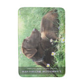 Labrador Retriever in Gras und violetten Blumen Badematte (Vorderseite Vertikal)
