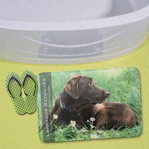 Labrador Retriever in Gras und violetten Blumen Badematte