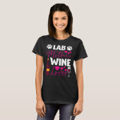 Labrador Retriever Mama Wine Drinker Dog T-Shirt (Vorne ganz)