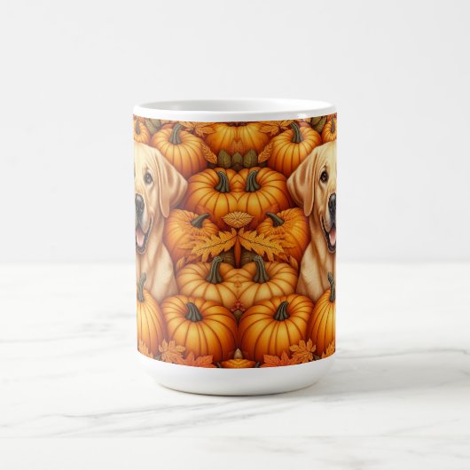 Labrador Retriever mit Herbstblättern und Pumpkins Kaffeetasse (Mittel)