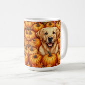 Labrador Retriever mit Herbstblättern und Pumpkins Kaffeetasse (VorderseiteRechts)