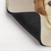 Labrador Retriever mit Kegel um den Hals Mousepad (Ecke)