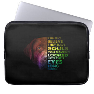 Labrador Retriever schaute in ihren Hund am Auge. Laptopschutzhülle