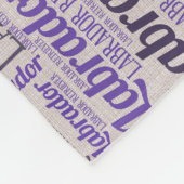 Labrador-Retriever-Silhouette und Wortkunstmuster Fleecedecke (Ecke)