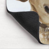 Labrador Retriever springt durch tiefen Schnee Mousepad (Ecke)