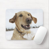 Labrador Retriever springt durch tiefen Schnee Mousepad (Mit Mouse)