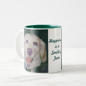 Labrador-Retriever-Tassen-Glück ist. Zweifarbige Tasse (Vorderseite Links)