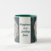 Labrador-Retriever-Tassen-Glück ist. Zweifarbige Tasse (Mittel)