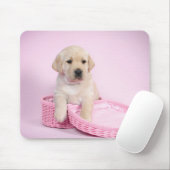 Labrador Retriever Welpe auf rosa Hintergrund Mousepad (Mit Mouse)