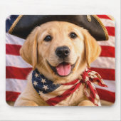 Labrador Retriever-Welpe mit Trikot-Hut Mousepad (Vorne)