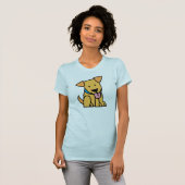 Labrador-Retrieverwelpenhund sitzen goldenen T-Shirt (Vorne ganz)