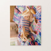 Labrador ruht auf farbenfroher Bettdecke Puzzle (Vertikal)