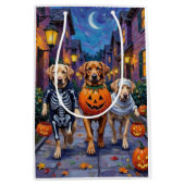 Labrador Trick-or-Treating in Halloween-Kostümen Mittlere Geschenktüte (Vorderseite)