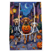 Labrador Trick-or-Treating in Halloween-Kostümen Mittlere Geschenktüte (Rückseite)
