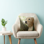 Labrador-Welpe, der in einer Waldeinstellung sitzt Kissen (Stuhl )