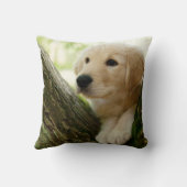 Labrador-Welpe, der in einer Waldeinstellung sitzt Kissen (Rückseite)