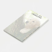 Labrador-Welpe, der in einer Waldeinstellung sitzt Post-it Klebezettel (angewinkelt)