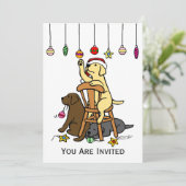 Labradors und Weihnachtsverzierungs-Cartoon Einladung (Stehend Vorderseite)