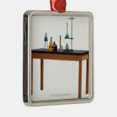 Labradortabelle mit Chemikalien Ornament Aus Metall (Rechts)