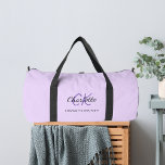 Labyrinth-Monogramm-Initialen von Lavendel Duffle Bag<br><div class="desc">Ein Lavendel,  violetter Hintergrund. Personalisieren und fügen Sie Ihren Vornamen,  Monogramm-Initialen und vollständigen Namen.</div>