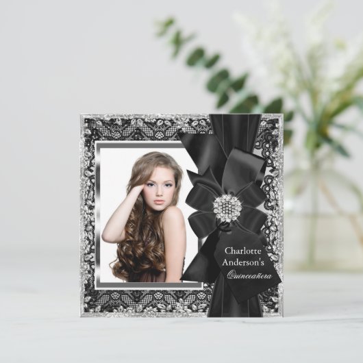 Lace & Bow Silver Black Quinceanera Party laden Einladung (Stehend Vorderseite)