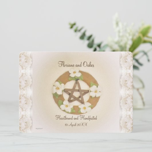 Lacey Dogwood Pentagramm Handfasting Einladung (Stehend Vorderseite)