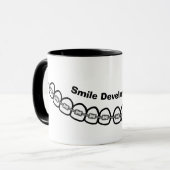 Lächelentwicklung bringt Tasse (Vorderseite Links)