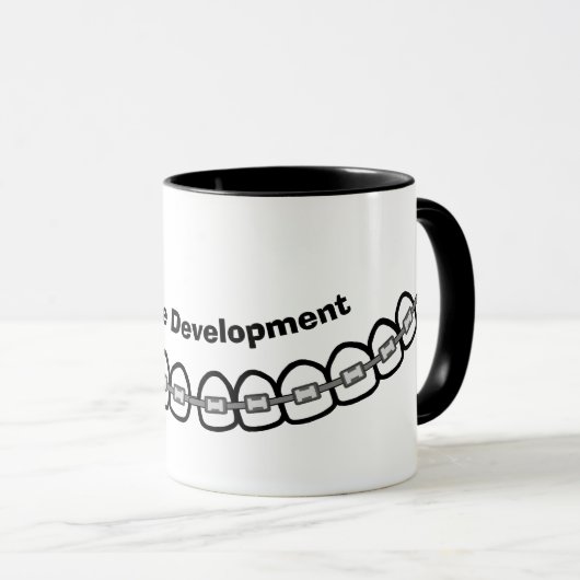 Lächelentwicklung bringt Tasse (VorderseiteRechts)