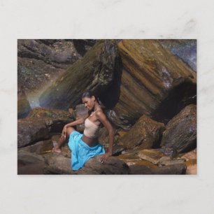 Lächeln auf den Felsen Postkarte