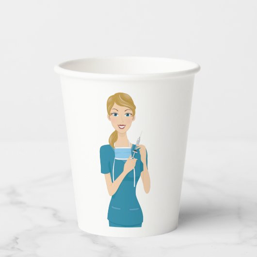 Lächeln der Krankenschwester mit Spritze Pappbecher (Vorderseite)