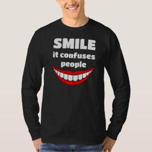 Lächeln Es verwirrt Menschen, ein Lächeln zu bring T-Shirt
