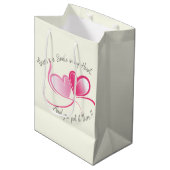 Lächeln in Valentinas Herz Mittlere Geschenktüte (Vorderseite Schrägansicht)