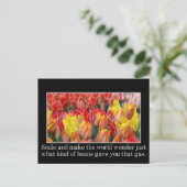 Lächeln & machen Sie sich die Welt zum Wunder über Postkarte (Stehend Vorderseite)