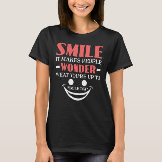 Lächeln macht die Leute sich fragen, was sie bis z T-Shirt