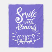Lächeln mit lächelnden den Zähnen der Klammer-| Fleecedecke (Vorderseite)