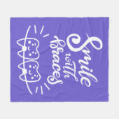 Lächeln mit lächelnden den Zähnen der Klammer-| Fleecedecke (Vorderseite (Horizontal))