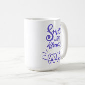 Lächeln mit lächelnden den Zähnen der Klammer-| Kaffeetasse (VorderseiteRechts)
