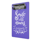 Lächeln mit lächelnden den Zähnen der Klammer-| Mini Klemmbrett (Gewinkelt2)