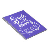 Lächeln mit lächelnden den Zähnen der Klammer-| Notizblock (Rechte Seite)